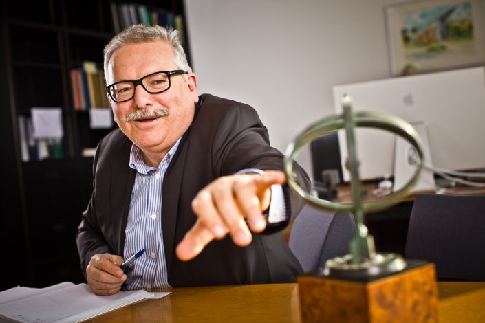 Günther Hasinger erklärt ein Kreiselmodel