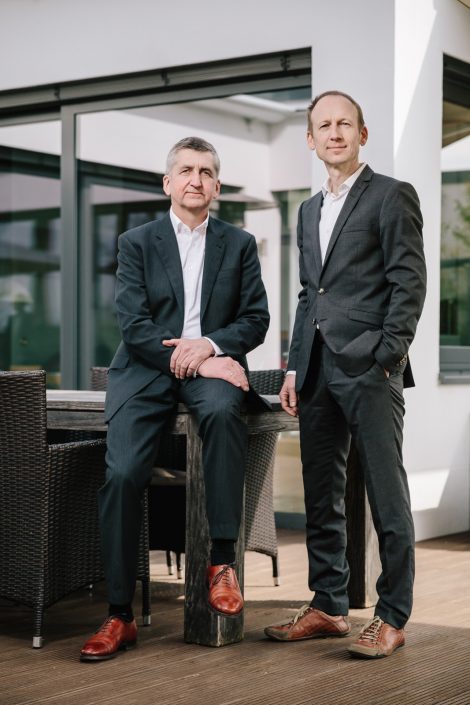 Die beiden Geschäftsführer M. Stiegel und G. Huber auf der Unternehmensterasse in Stadtbergen.