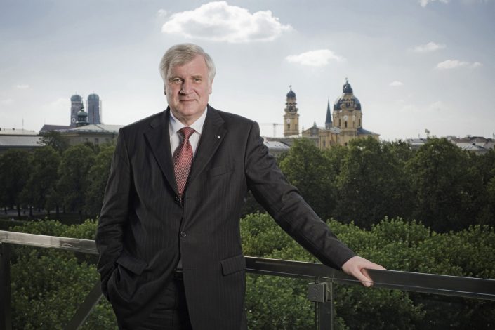 Horst Seehofer, Bayerischer Ministerpräsident a.D. auf dem Balkon der Staatskanzlei mit weißer Wolke über dem Kopf