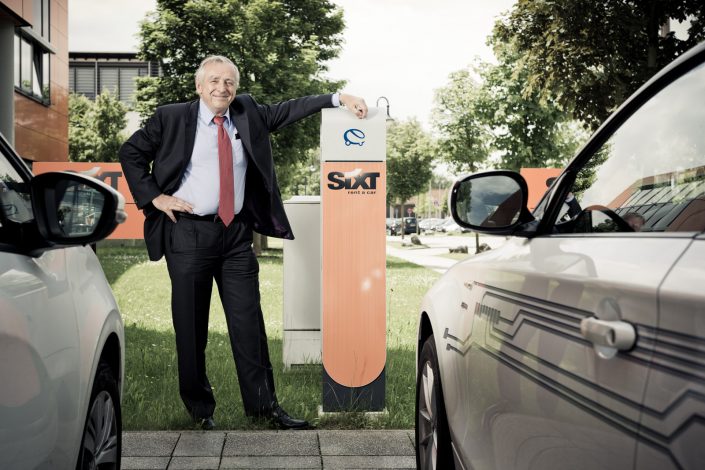Erich Sixt vor einer Stromzapfsäule für E-Autos